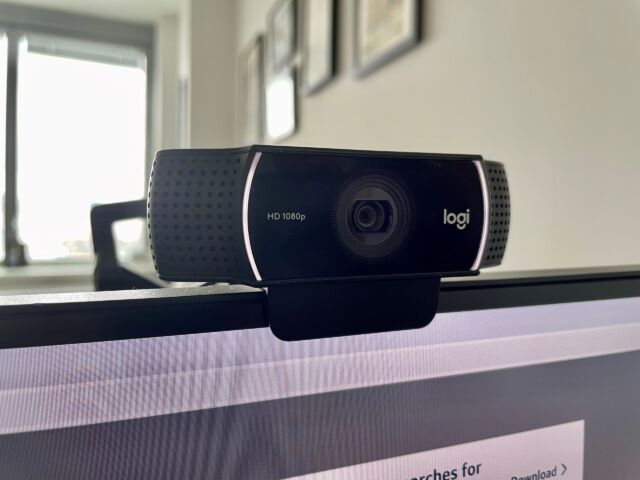 La cámara web C922x Pro Stream de Logitech graba videos nítidos de 1080p y también puede capturar hasta 60 cuadros por segundo en una resolución de 720p.