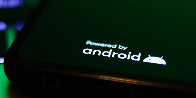 El logotipo de Android que se muestra en la pantalla del teléfono aparece en esta ilustración tomada en Cracovia, Polonia, en septiembre.  Recientemente, Kim Komando revela qué pueden hacer los usuarios si las baterías de sus teléfonos están bajas.