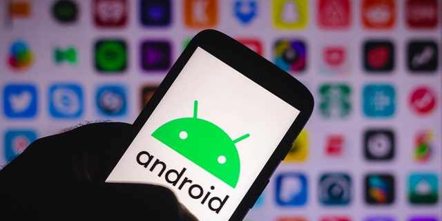 En esta ilustración, el logotipo de Android se muestra en un teléfono inteligente.  Android 5.0 y superior tienen modos de ahorro de energía para los usuarios. 