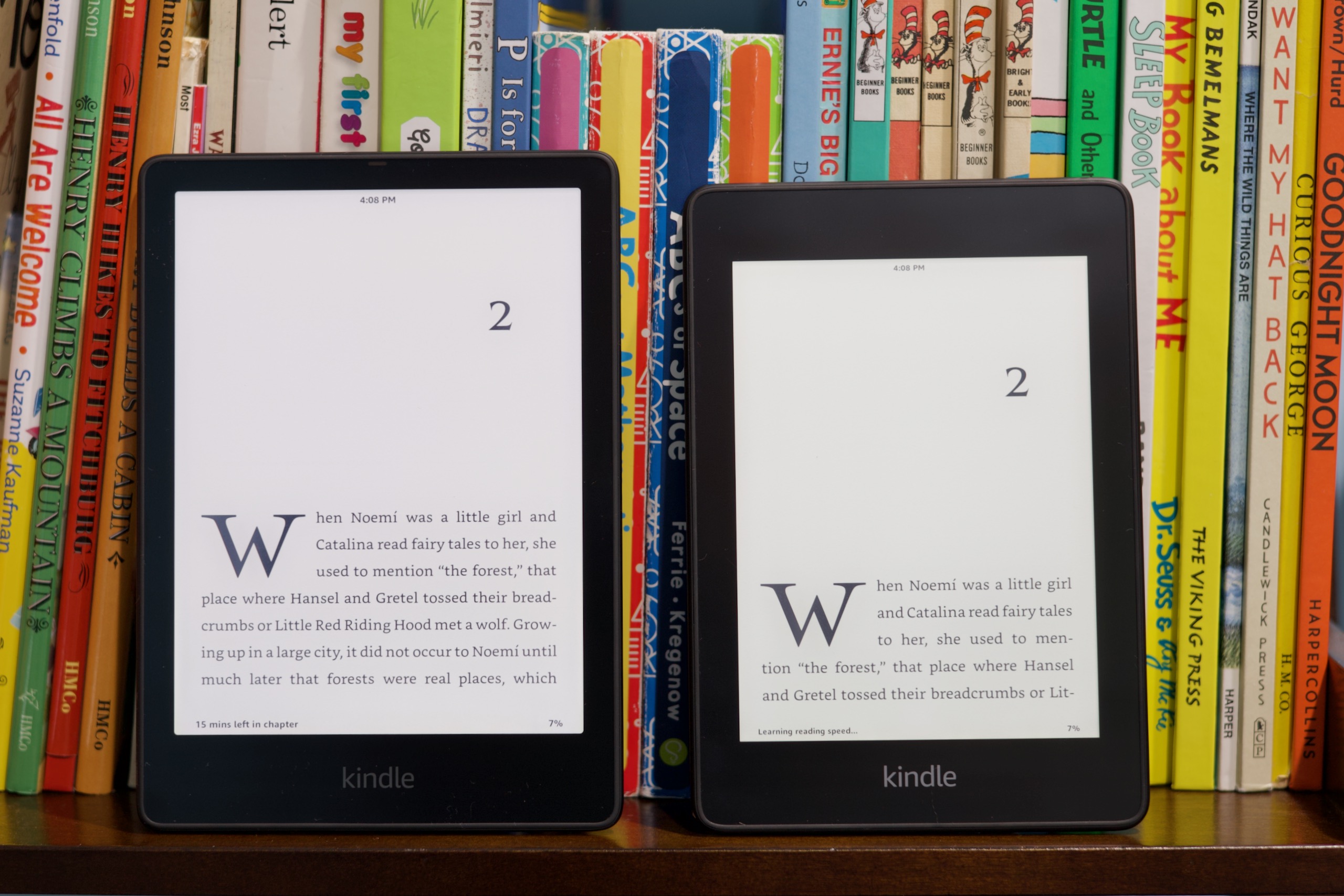 El nuevo Paperwhite (izquierda) tiene una pantalla de 6.8 pulgadas, que parece mucho más grande que la pantalla de 6 pulgadas de estilo antiguo (derecha).