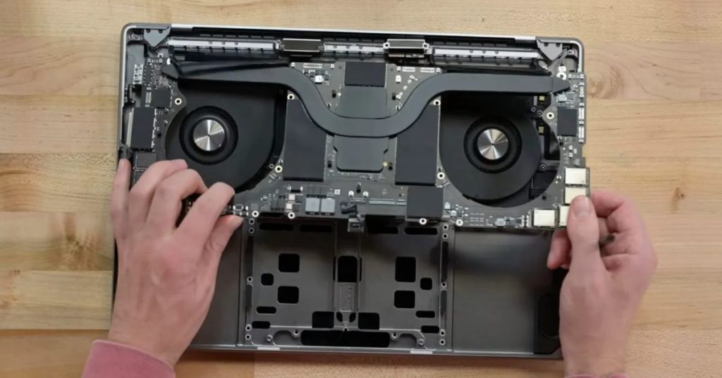 iFixit revela un desmontaje completo de MacBook Pro que muestra una capacidad de reparación mejorada