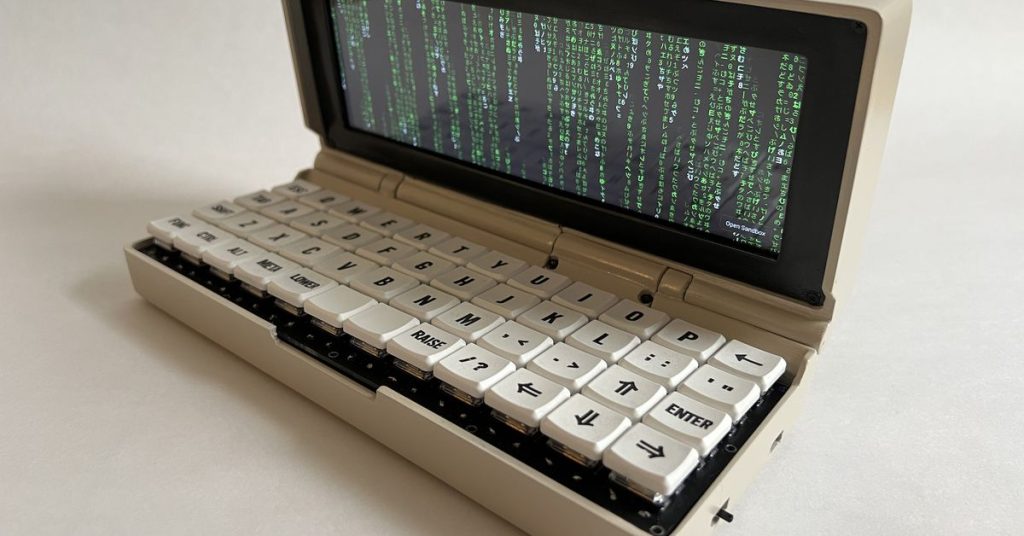 Penkesu es una computadora portátil hecha a mano con un teclado mecánico