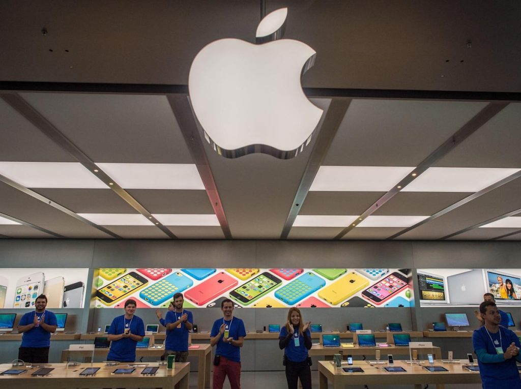 Apple debe pagar a un hombre más de $ 1,000 por no incluir un adaptador de corriente con su nuevo iPhone, dictamina el juez