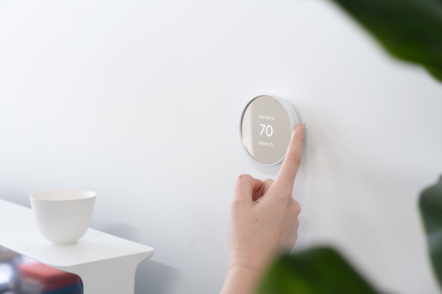 El termostato Nest de Google es un buen termostato inteligente para aquellos con un presupuesto limitado, aunque no funciona con sensores de temperatura remotos ni aprende sobre el horario de calefacción y refrigeración de su hogar como el modelo Nest más caro.