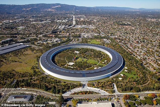 En la foto, la sede de Apple en Cupertino, California.  El CEO Tim Cook anunció que los empleados regresarán a la oficina un día a la semana a partir del 11 de abril y luego aumentarán gradualmente a tres días a la semana a partir del 23 de mayo.