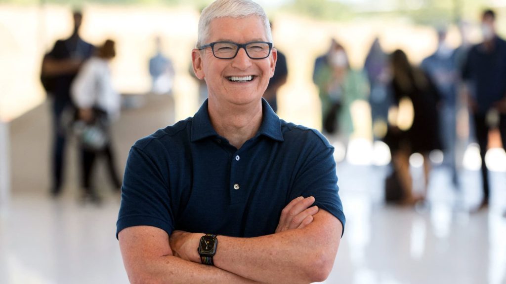 Tim Cook da la pista más clara hasta ahora de que Apple está construyendo un auricular