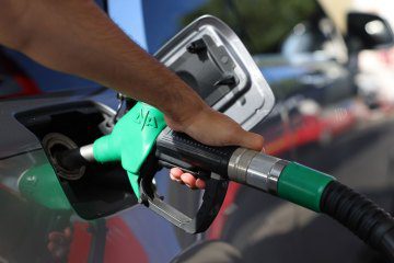 Tesco comienza la guerra de las bombas de combustible después de que la gasolina recortó 6.5 peniques después de que Asda redujera los precios