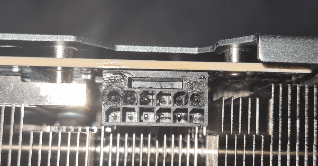 El conector NVIDIA de 16 pines de la tarjeta gráfica GeForce RTX 4090 quema y derrite el cable y el zócalo