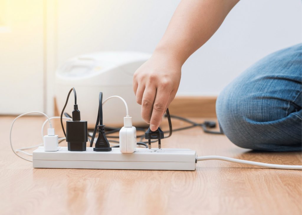 ¿Qué son las sobretensiones transitorias y cómo afectan a sus dispositivos electrónicos?